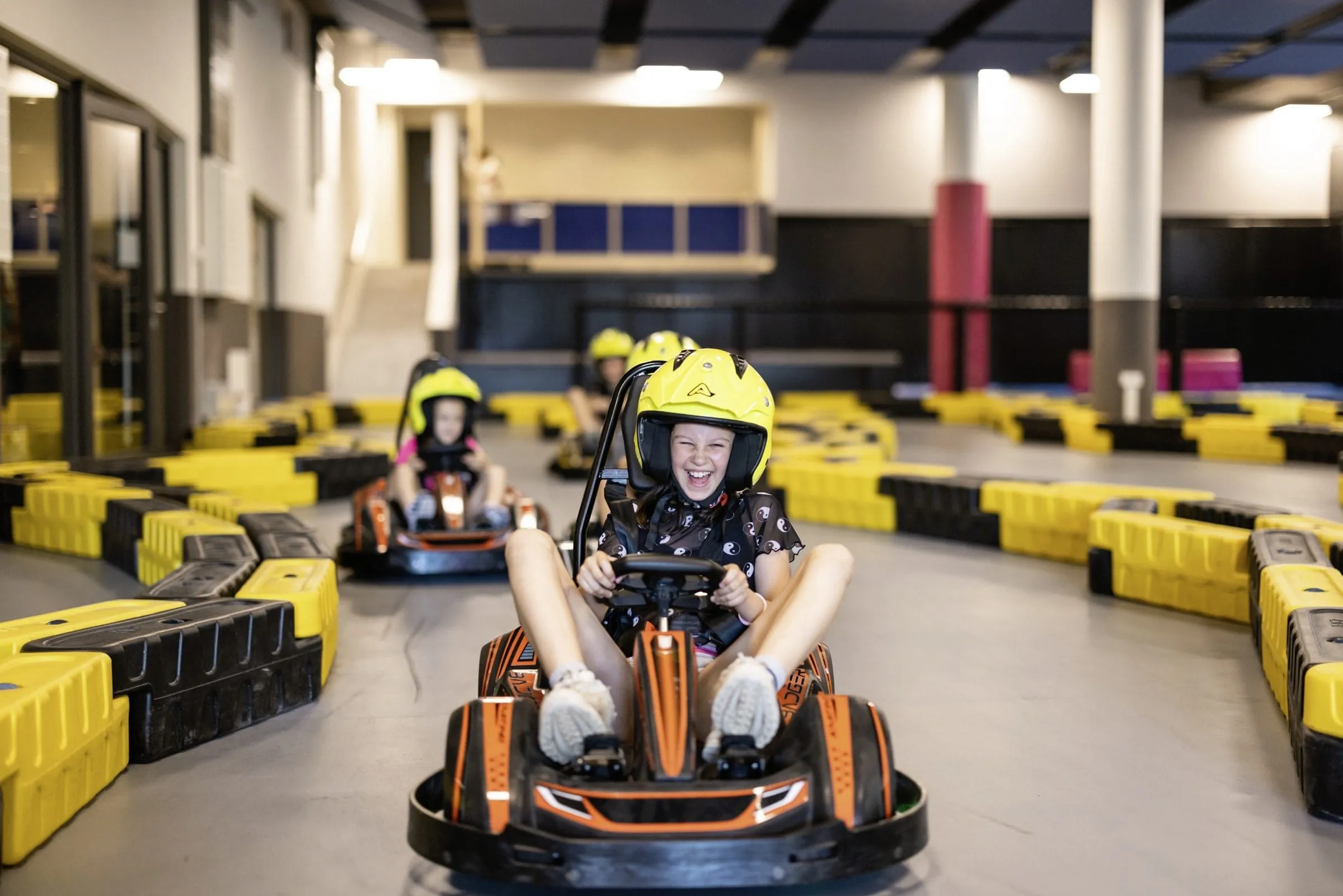 Kids beim GoKart-Fahren haben Spaß im Quellenhof Luxury Resort Passeier