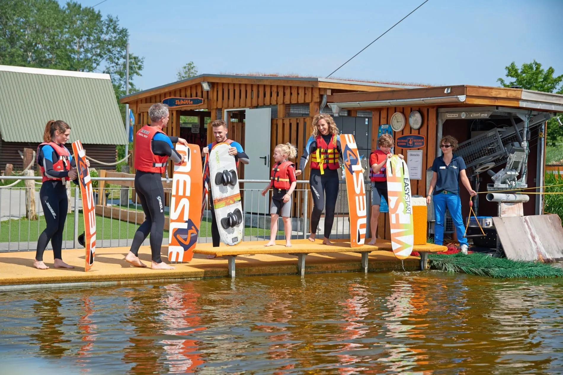 Wakeboarding-Anlage im Strandhotel Weissenhäuser Strand mit mehreren Besuchern