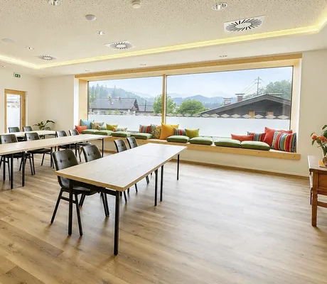 Tagungsraum mit parlamentarischer Bestuhlung im Bayern Resort mit bunten Kissen auf der Fensterbank