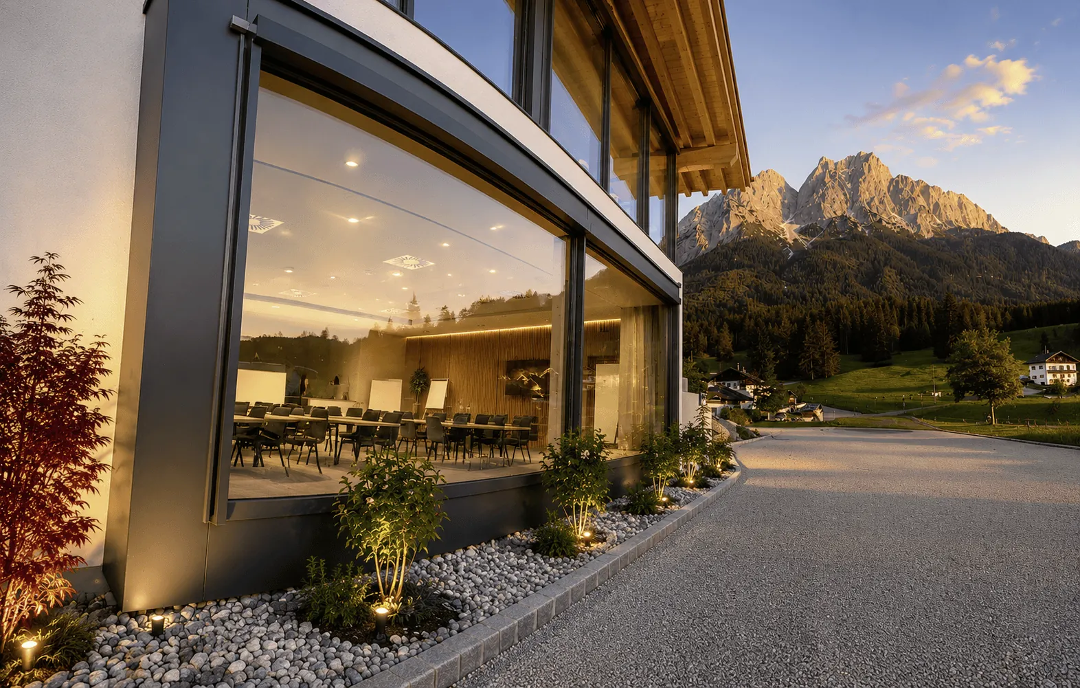 Blick durch die Panoramascheibe des Bayern Resort auf den Tagungsraum vor der Kulisse des Waxenstein