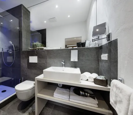 Badezimmer im Bayern Resort mit grauen Granitkacheln