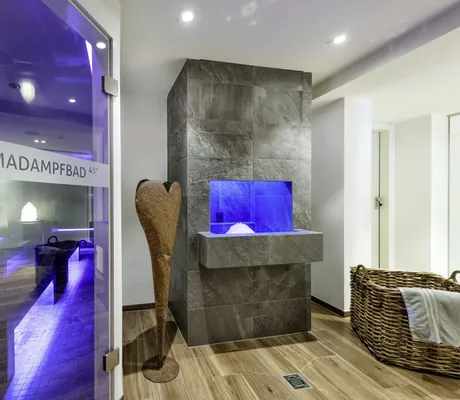 Granit-Eisbrunnen neben dem Aroma-Dampfbad im Spabereich des Bayern Resort
