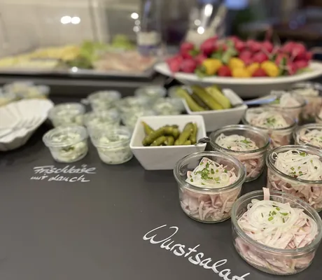 selbstgemachte kleine Häppchen im Glas auf dem Buffet des Bayern Resort