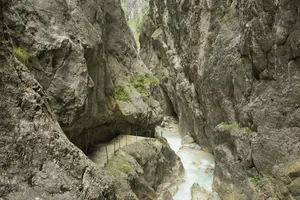 Höllentalklamm nahe des Bayern Resort mit Weg neben rauschendem Bach