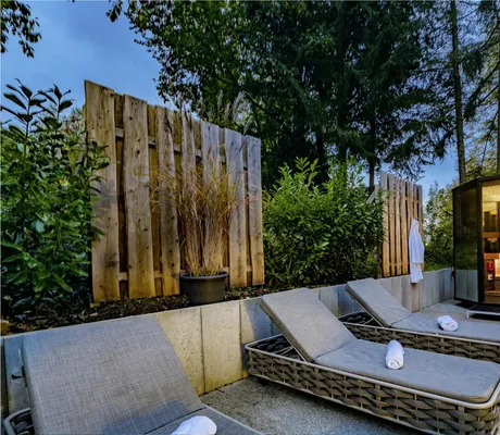 Korb-Ruheliegen auf der Terrasse neben Außensauna im Hotel Resort Waldachtal